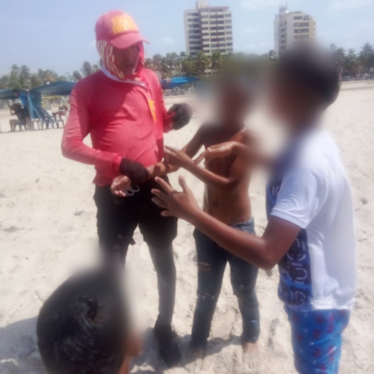 Dos menores de edad que se estaban ahogando, fueron rescatados en el mar Caribe, frente a Riohacha