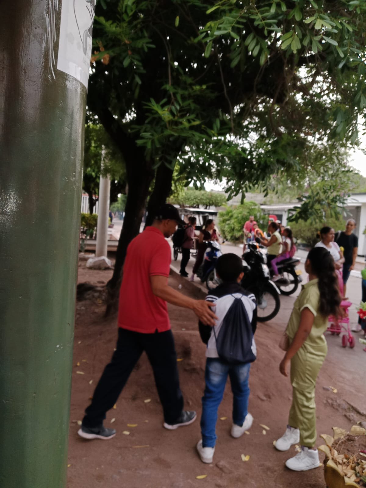 Protesta en Villanueva, padres de familia de la I.E. Esteban Bendeck Olivella exige mejores condiciones para que sus hijos asistan a clases