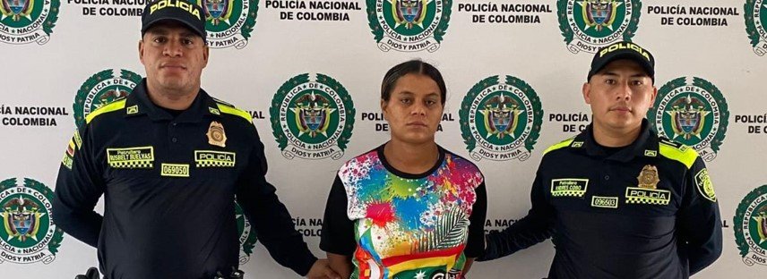 Mujer que llevaba 63 dosis de cocaina lista para su distribución, fue capturada en Riohacha