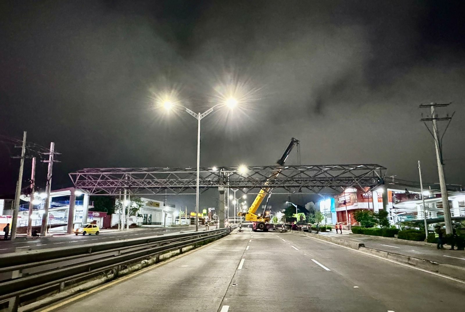 Alcalde Char cumplió: quedó instalado el nuevo puente peatonal de la Circunvalar a la altura de la carrera 31