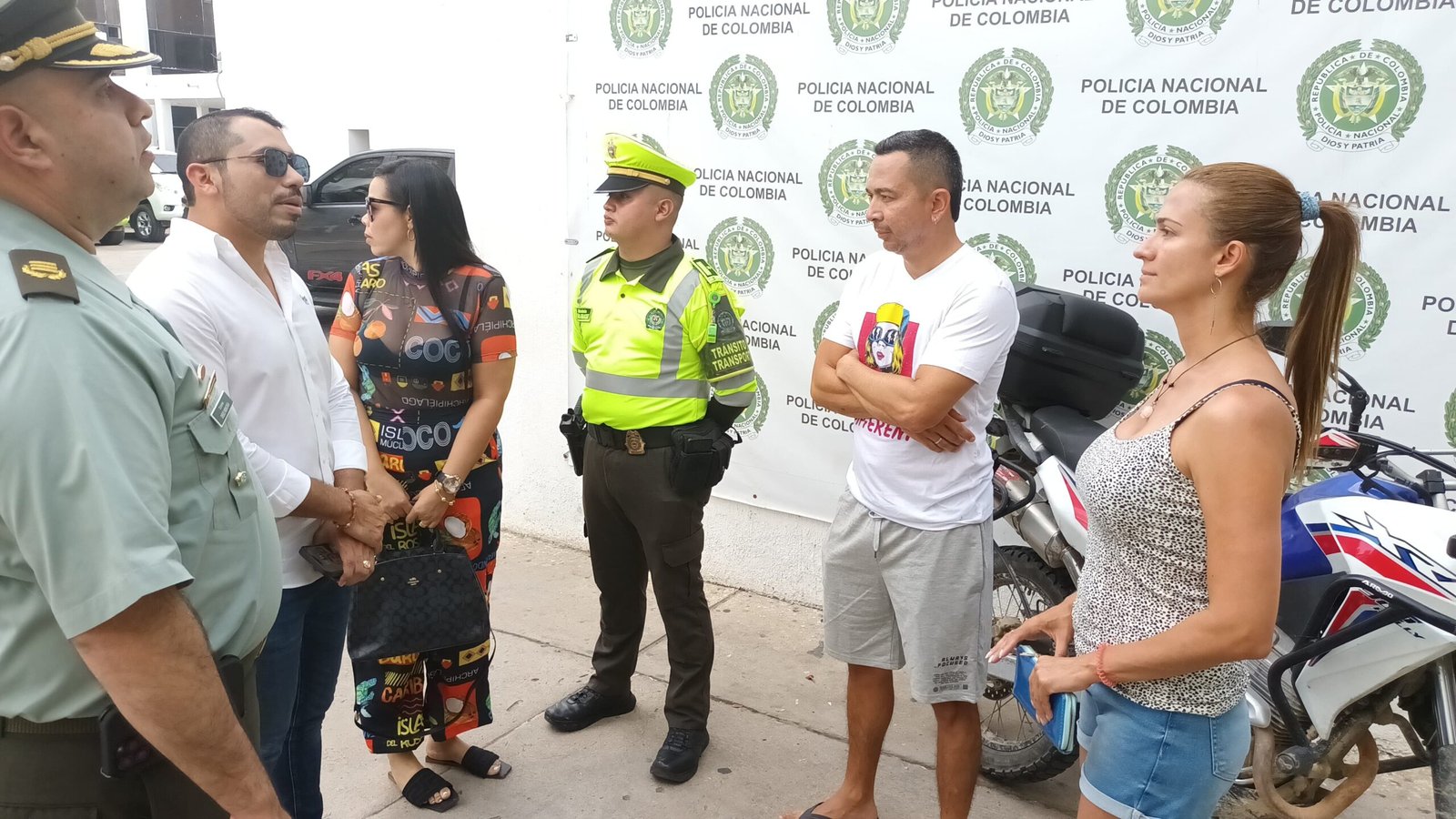 En menos de 24 horas Policía Nacional recuperó motocicleta hurtada en Mayapo a los influencers Alejandro y Lina de la página uy! que parche
