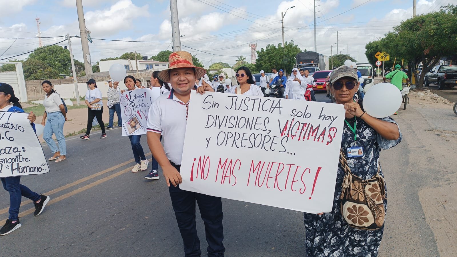 Con una marcha y pañuelos blancos, en Maicao exigieron justicia por el asesinato del profesor Hader Escobar