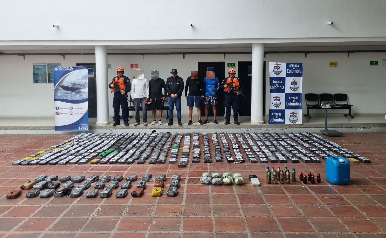En aguas territoriales de Santa Marta, Armada Nacional incautó más de 400 kilos de ‘coca’, cuatro capturados