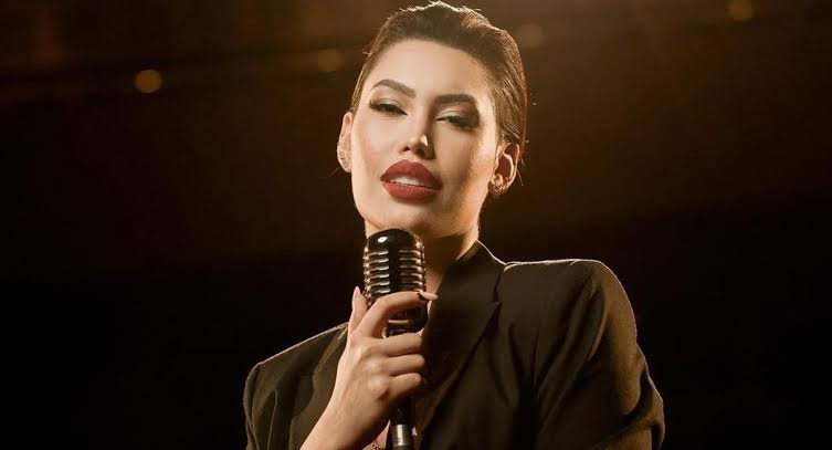 Ana del Castillo, siempre nos pone a hablar de ella