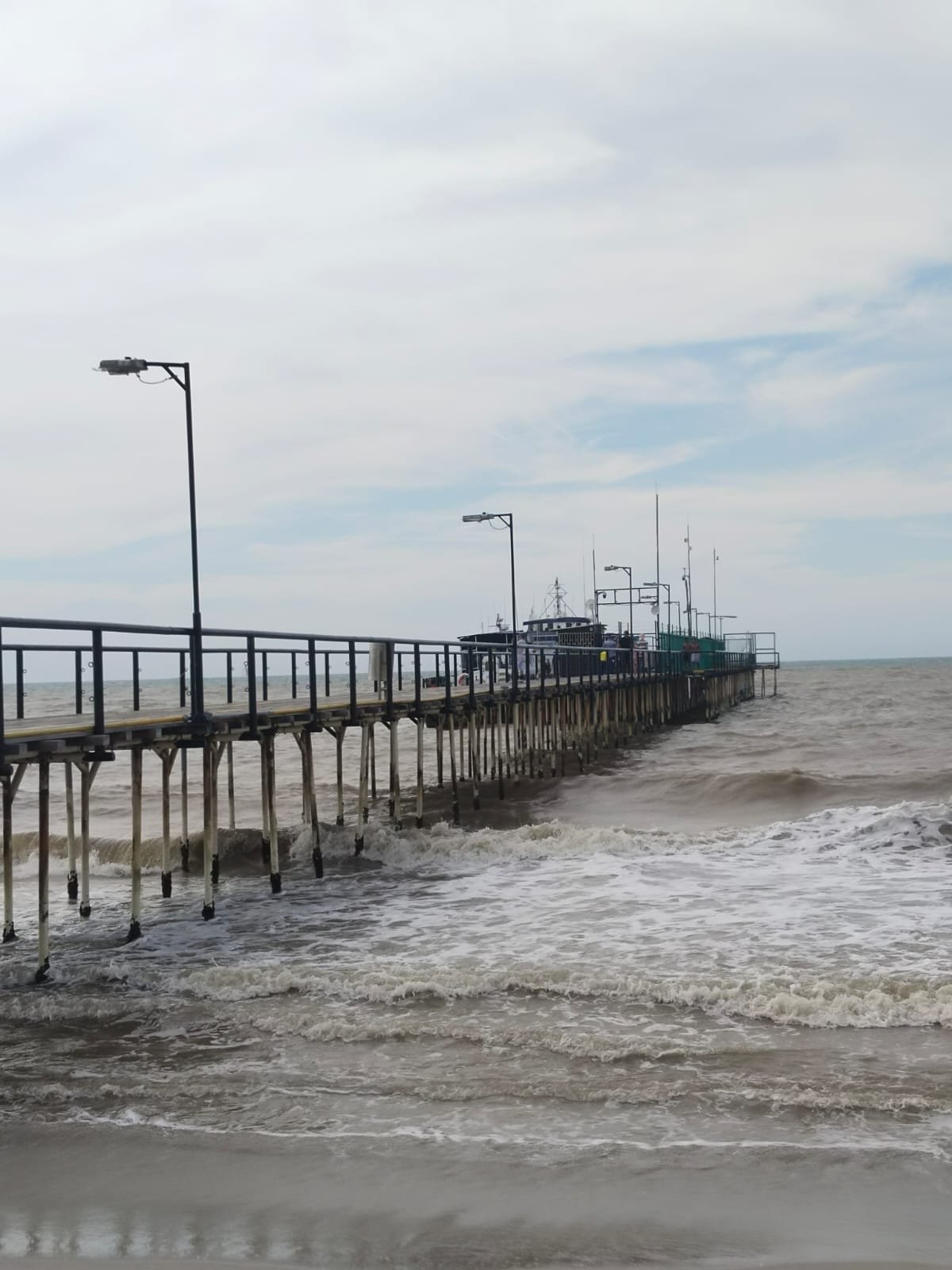 Joven de 20 años fue rescatado por los salvavidas de Guajira Aventura cuando pidió auxilio, tras lanzarse del muelle de Riohacha