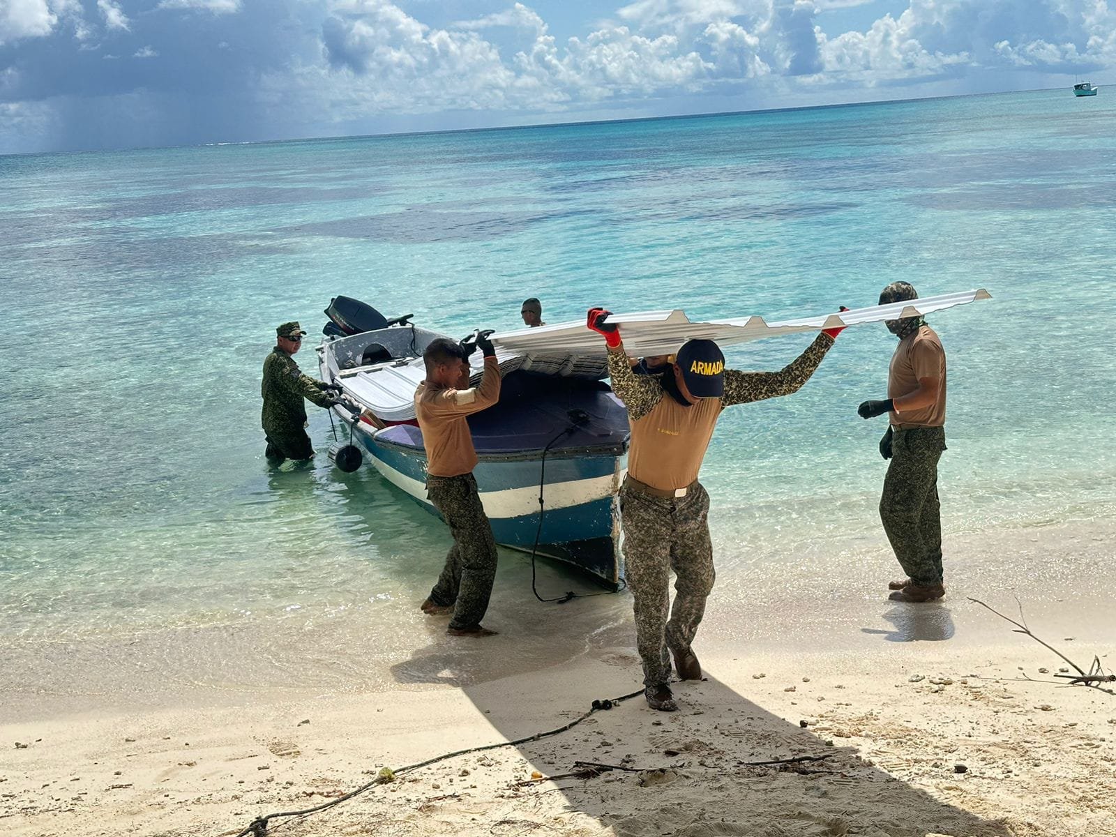 Pescadores de Isla Cayo Pescador Bolívar mejoran sus refugios con el apoyo de la Armada Nacional