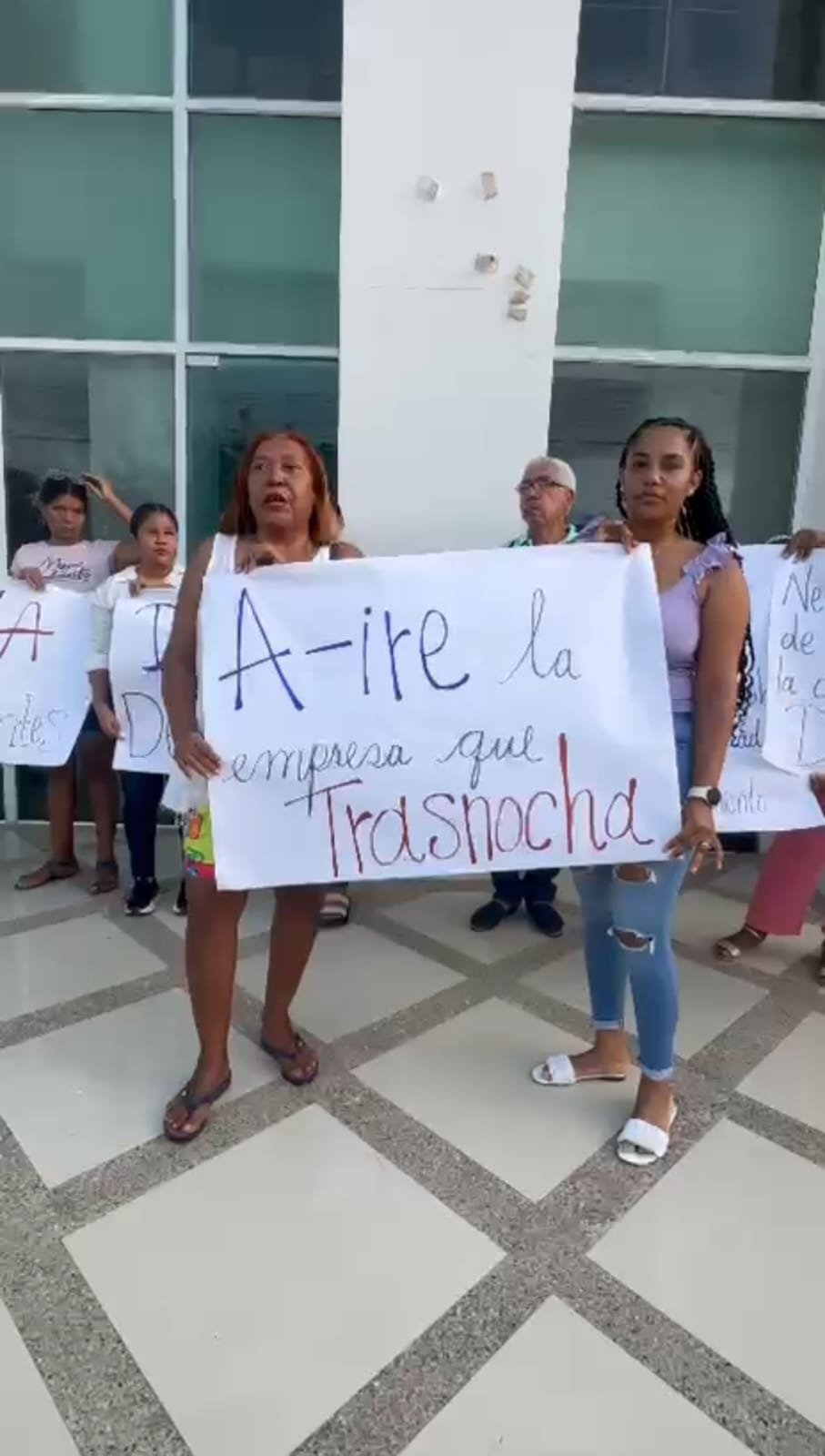 Habitantes de Tomarrazón y Dibulla denuncian cortes en el servicio de energía desde hace más de 15 días, comunidad organiza protesta