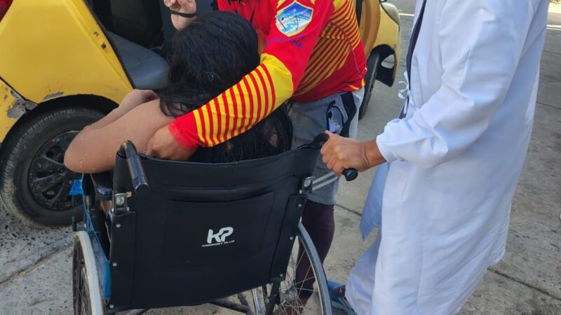 Joven venezolana fue rescatada frente al segundo espolón en las playas de Riohacha cuando la corriente la arrastraba