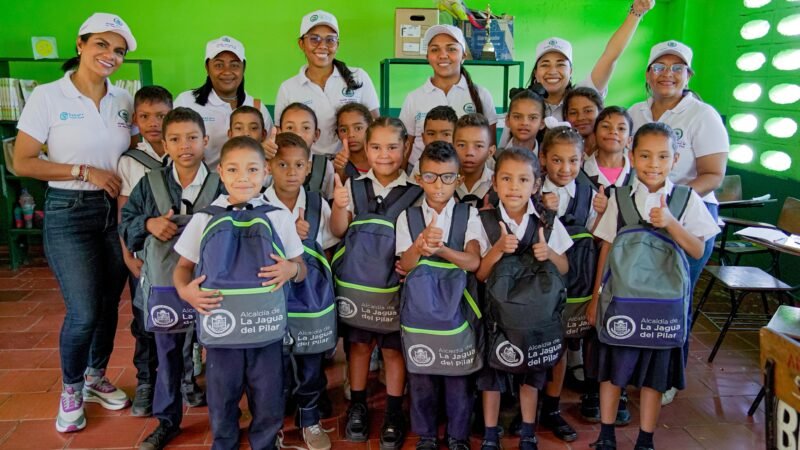 Alcaldesa Ivón Manjarrez impulsa la educación con entrega de kits escolares en La Jagua del Pilar