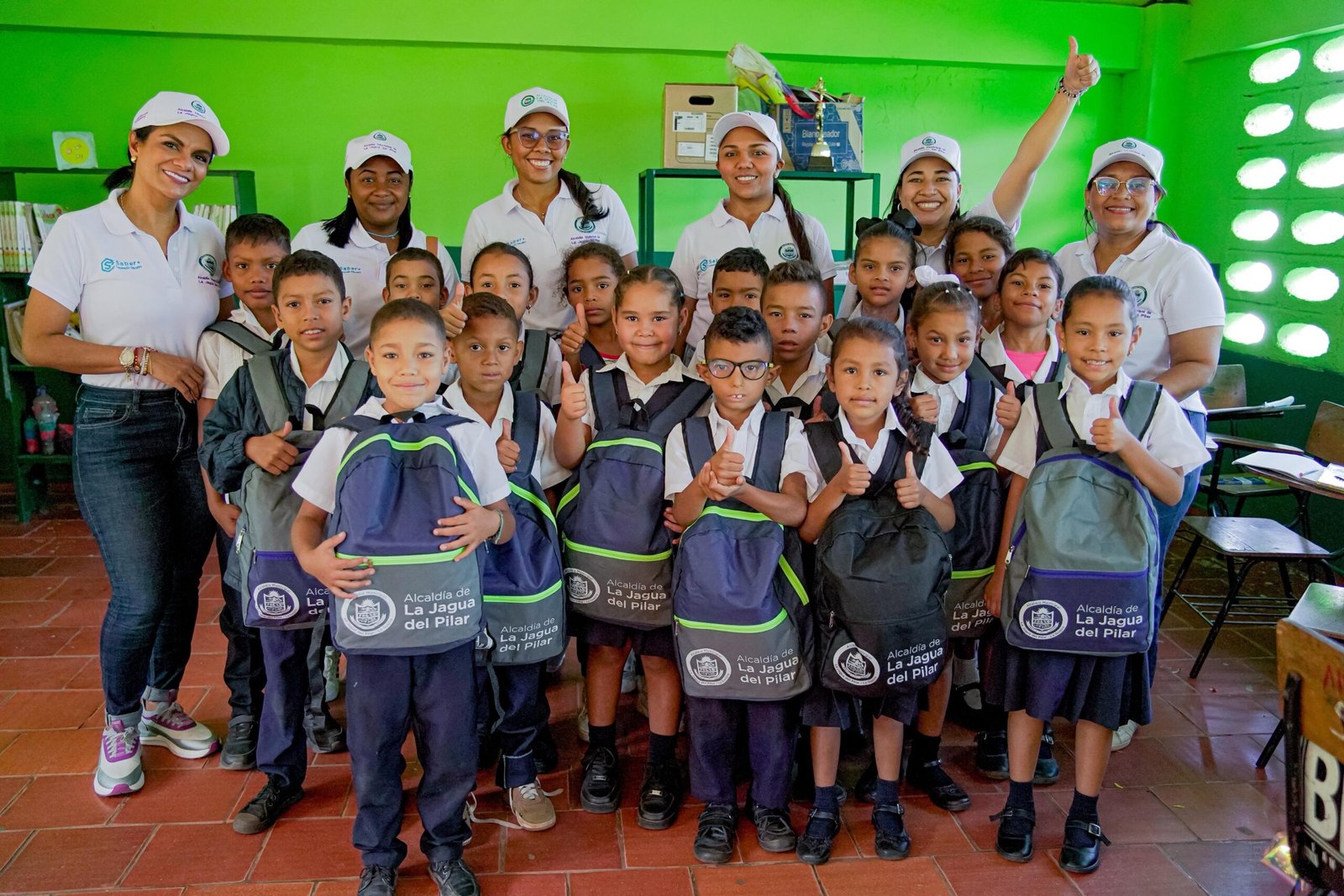 Alcaldesa Ivón Manjarrez impulsa la educación con entrega de kits escolares en La Jagua del Pilar