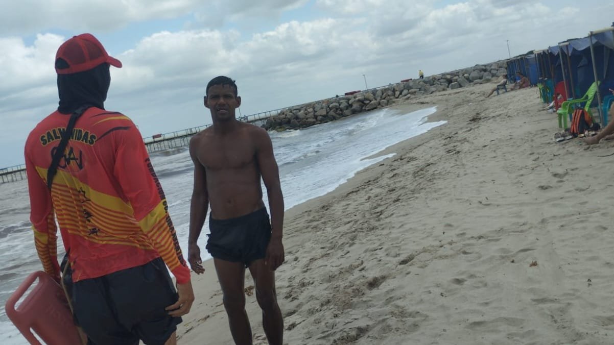 Hombre riohachero que nadaba en el mar, fue rescatado por salvavidas cuando la corriente se lo llevaba