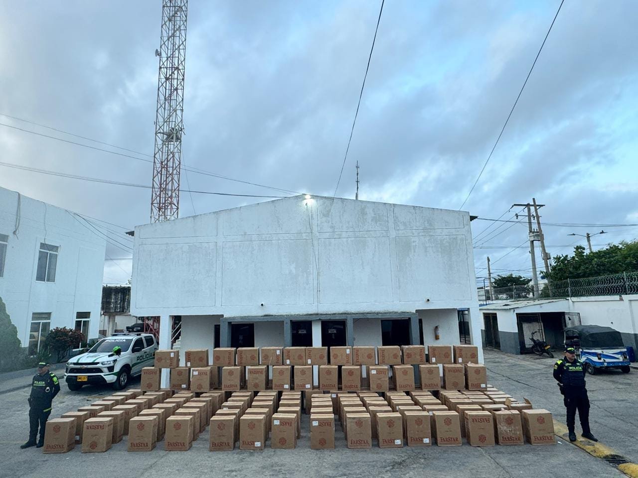 Policia, Fiscalía y Gaula, incautan 200 mil cajetillas de cigarrillos ilegales durante allanamiento en Maicao