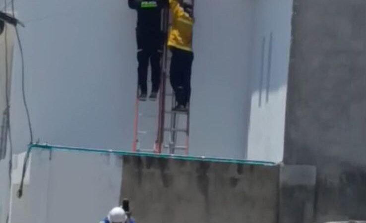 Ciudadano que recibió descarga eléctrica en Maicao, fue auxiliado por hombres de la Policía Nacional