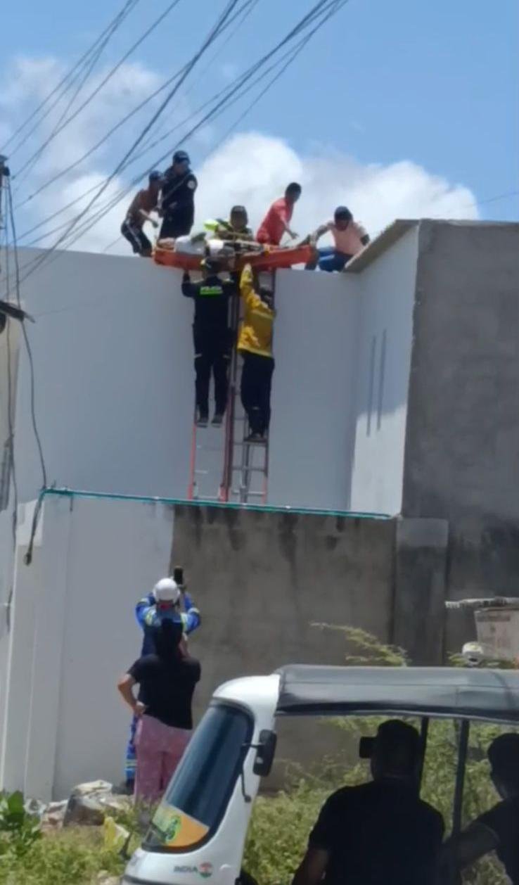 Ciudadano que recibió descarga eléctrica en Maicao, fue auxiliado por hombres de la Policía Nacional