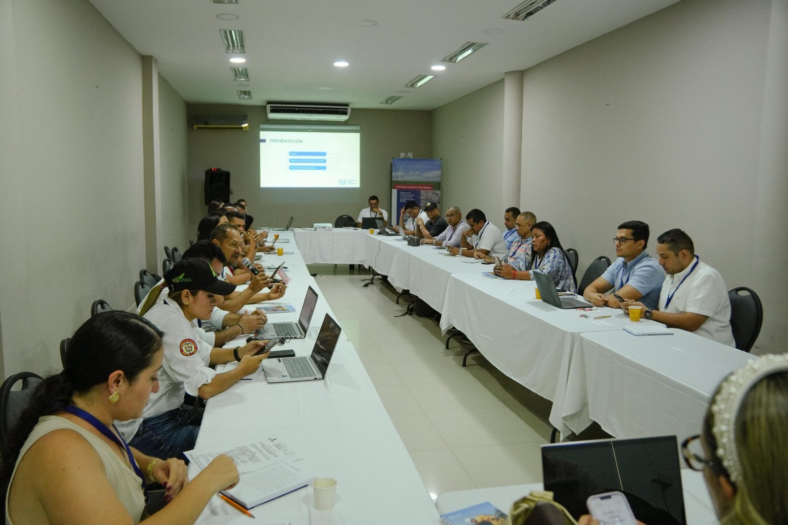 La Guajira establece su hoja de ruta hacia una transición energética justa, espacio de diálogo social con amplía participación