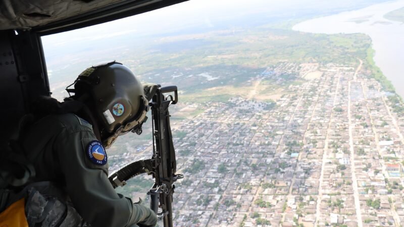 Con volantes, el Comando Aéreo de Combate, fortalece la comunicación con la comunidad