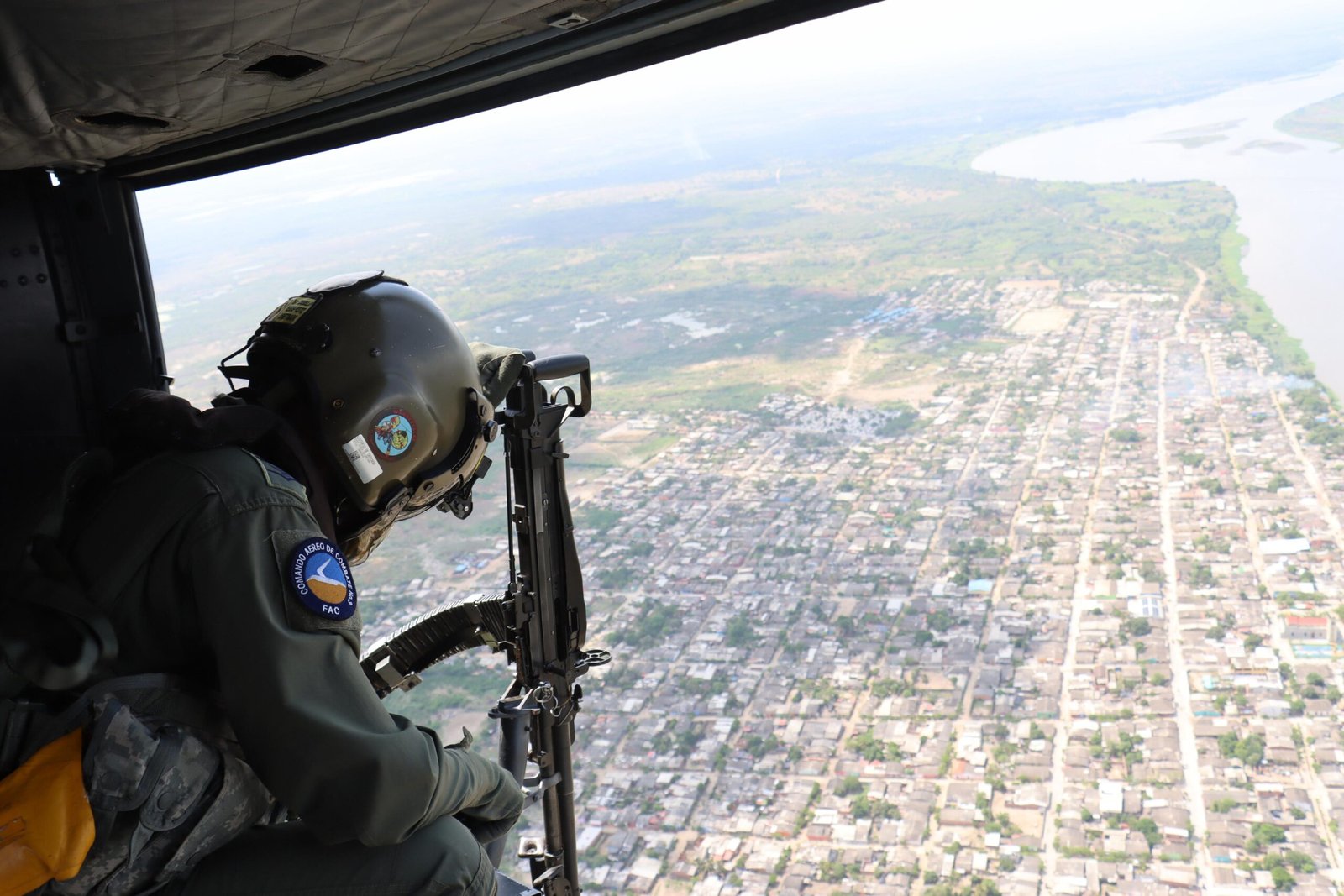 Con volantes, el Comando Aéreo de Combate, fortalece la comunicación con la comunidad