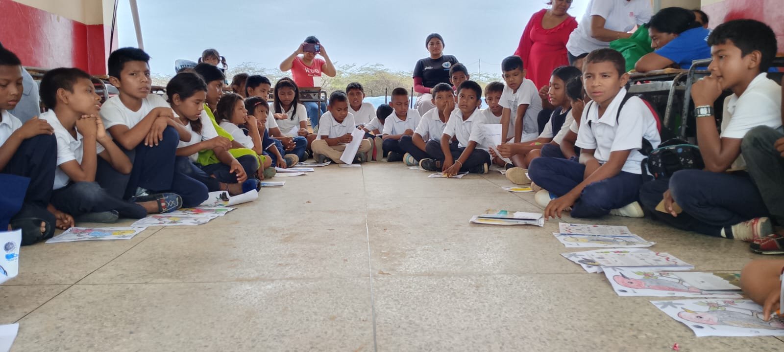 Cruzando fronteras con la Maleta Literaria de Óscar Parra