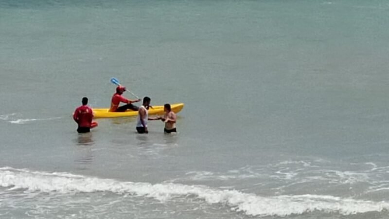 Guajira Aventura rescata pareja que fue arrastrada por la brisa cuando se bañaba en el mar