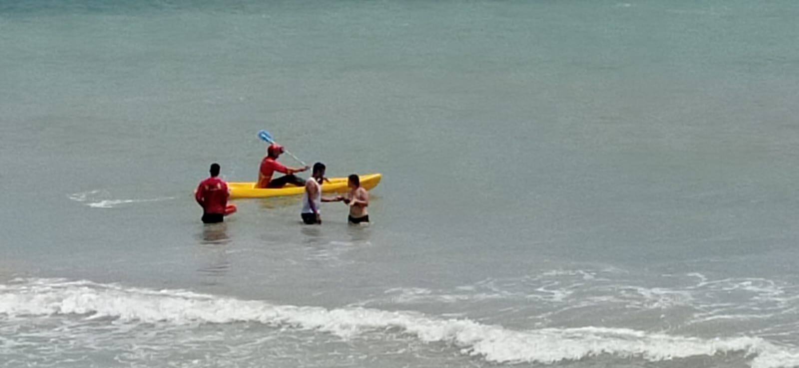 Guajira Aventura rescata pareja que fue arrastrada por la brisa cuando se bañaba en el mar
