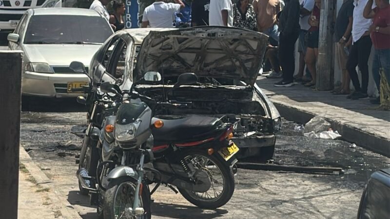 Carro se prendió en llamas cuando se movilizaba por la carrera 7 con calle 11 de Riohacha, quedando inservible