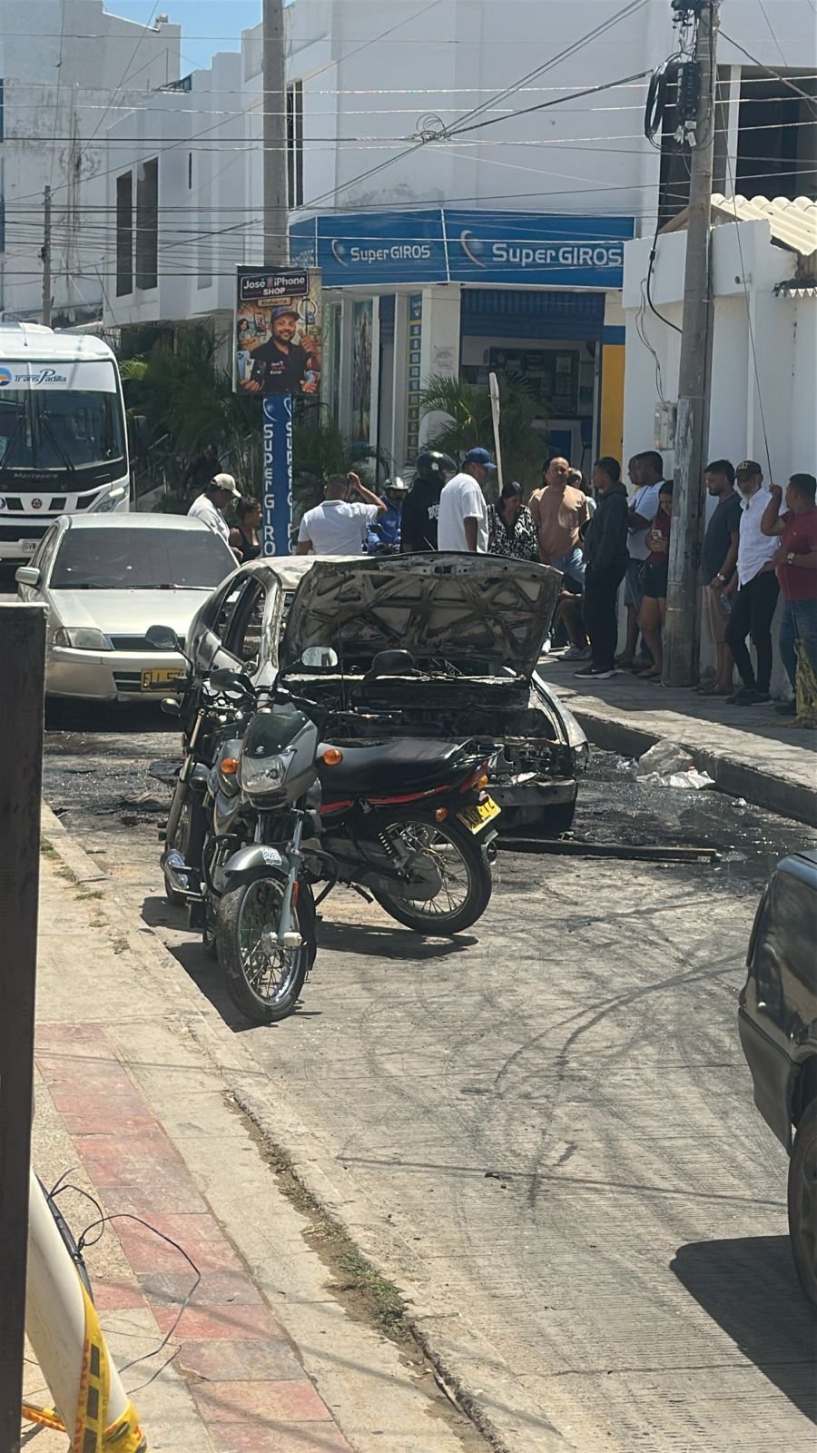 Carro se prendió en llamas cuando se movilizaba por la carrera 7 con calle 11 de Riohacha, quedando inservible