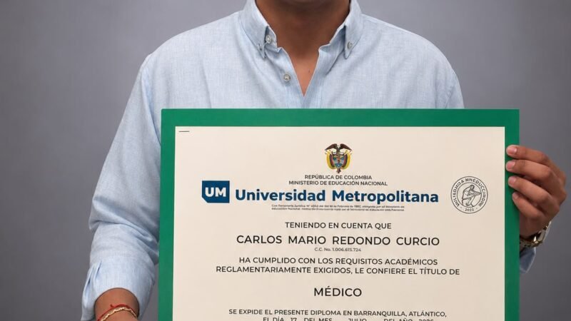 Carlos Mario Redondo Curcio recibió título profesional en medicina