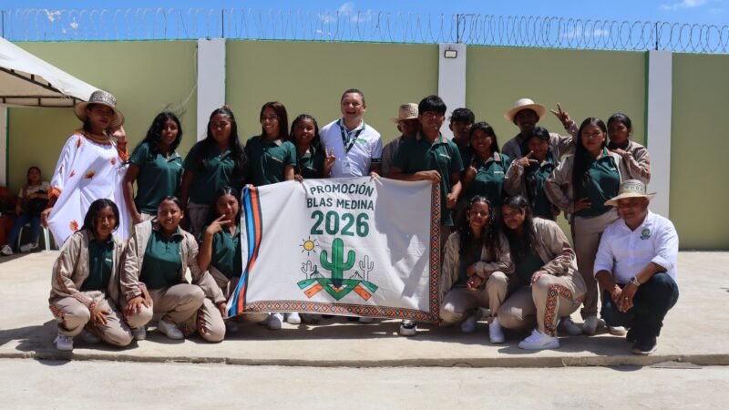 En la I.E. No. 12 de Riohacha, rindieron homenaje al profesor Blas Medina Rodríguez y la promoción 2026 llevará su nombre