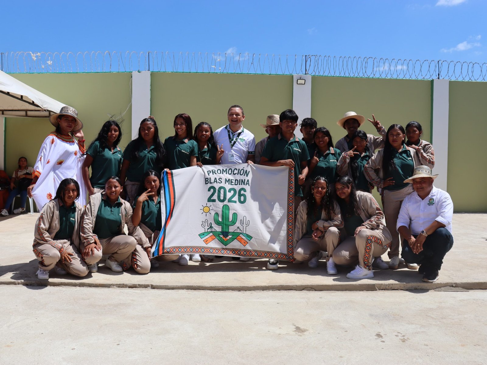 En la I.E. No. 12 de Riohacha, rindieron homenaje al profesor Blas Medina Rodríguez y la promoción 2026 llevará su nombre