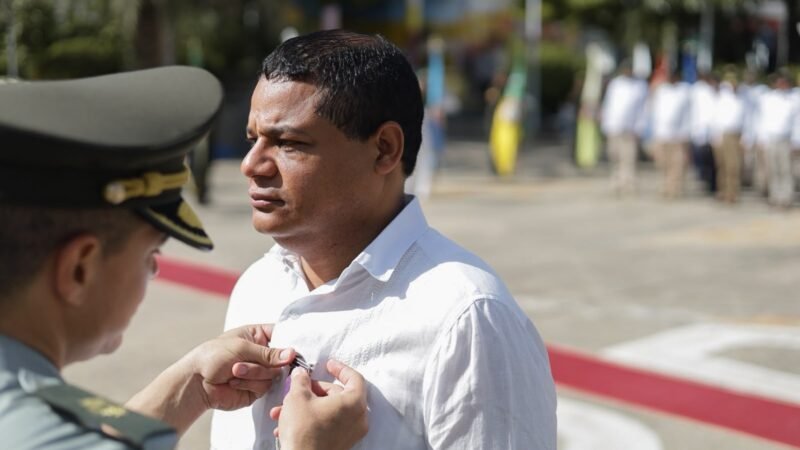 Alcalde Genaro Redondo recibe la medalla Aliado de Plata por su respaldo a los veteranos de la Fuerza Pública